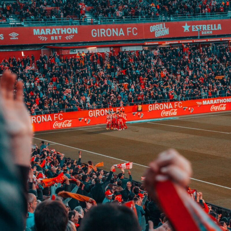 photo stade de foot et supporteurs