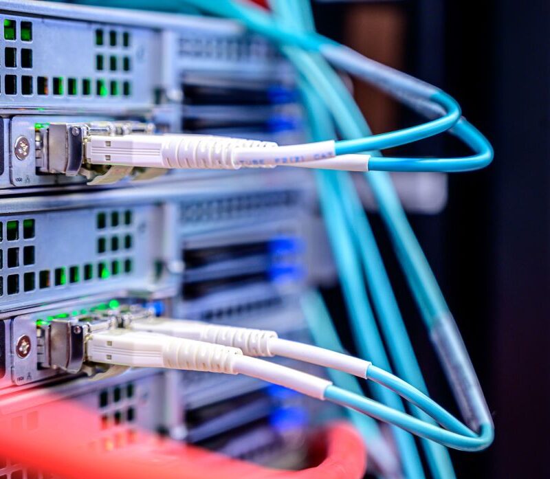 photo du dos d'un serveur wifi avec les cables