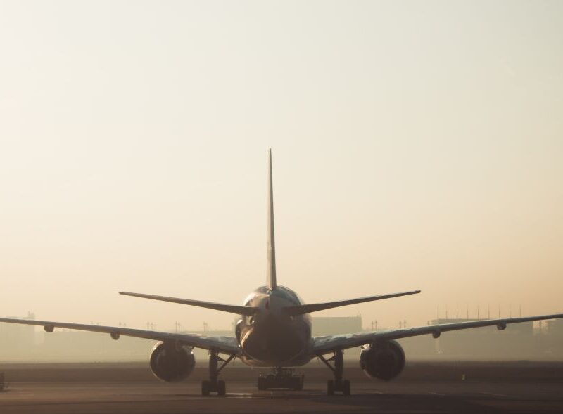photo d'un avion au décollage