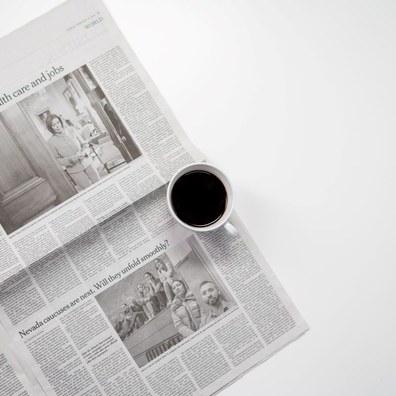 photo d'un journal avec une tasse à café