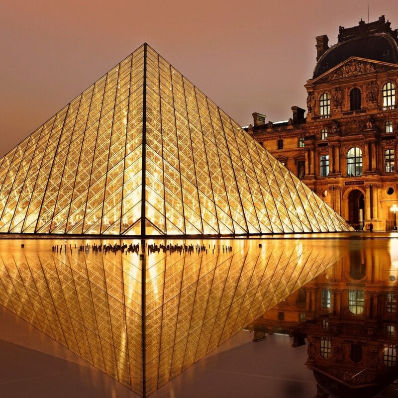 photo du louvre Paris de nuit