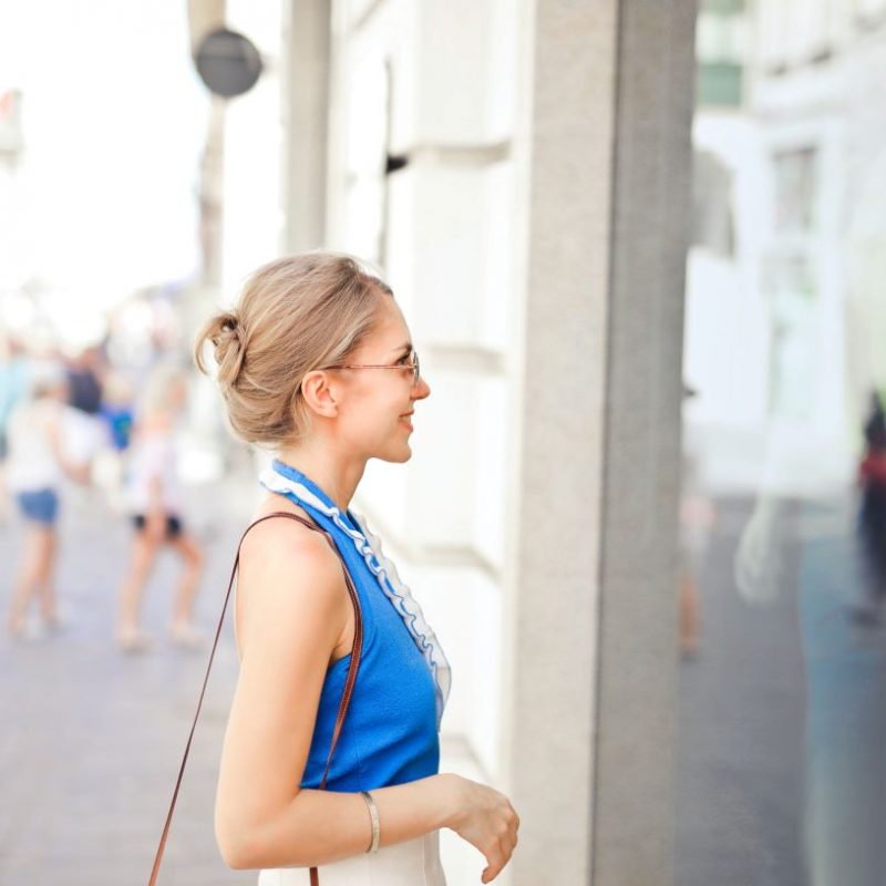 photo d'une femme devant une vitrine de magasin
