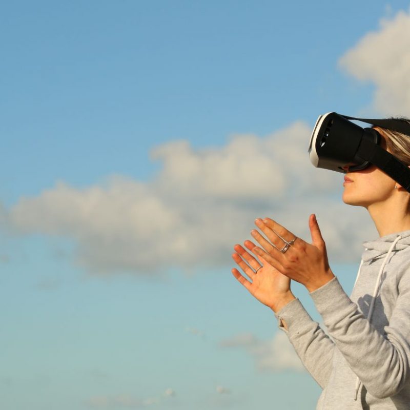 photo d'une femme avec un casque de réalité virtuelle sur la tête