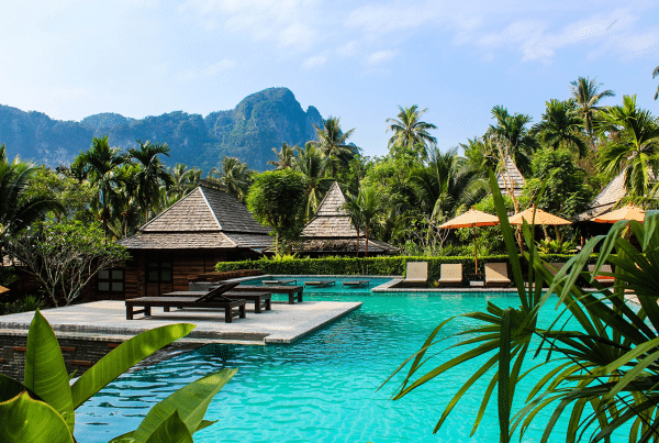 photo d'une piscine d'un resort