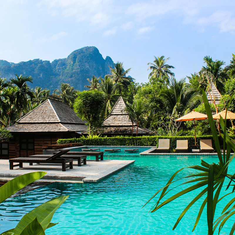 photo d'une piscine d'un resort