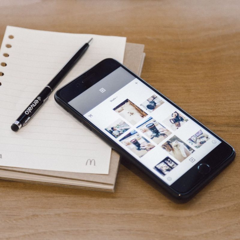 photo d'un téléphone posé sur un carnet