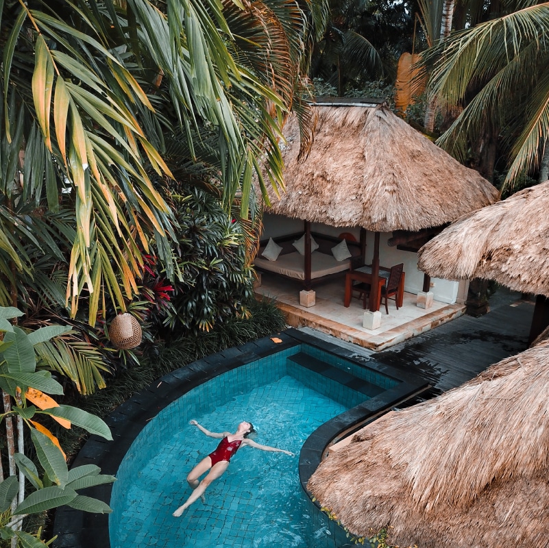 photo d'une piscine d'un hotel