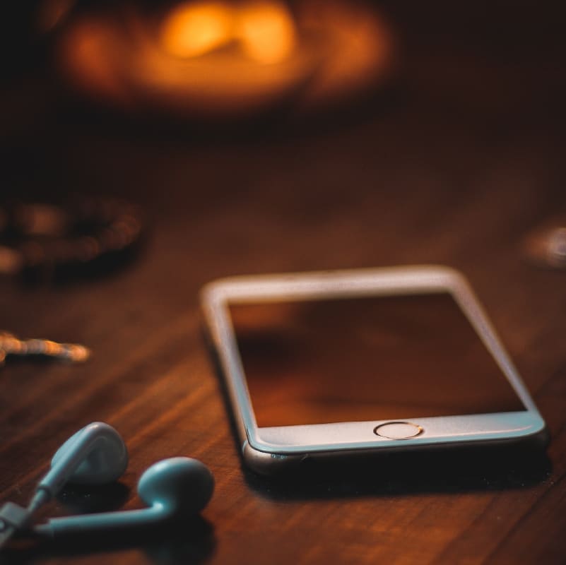 photo d'un telephone sur une table