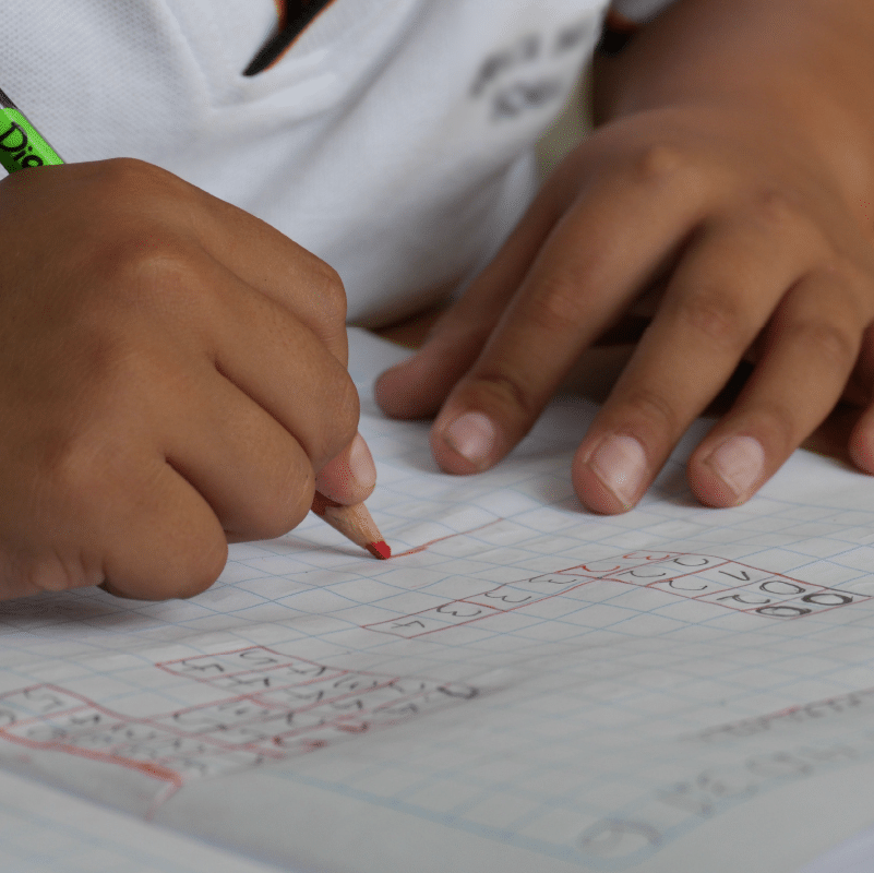 photo d'un enfant qui fait des devoirs
