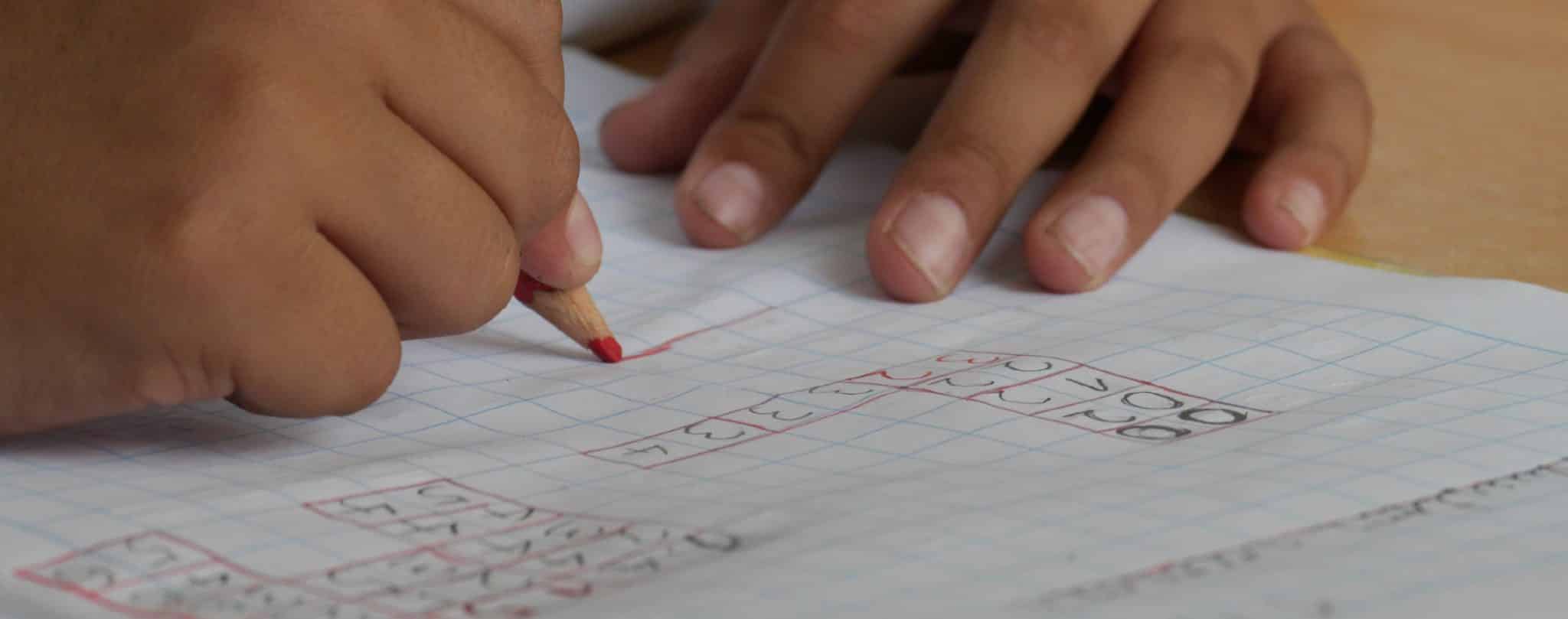 photo d'un enfant qui fait des devoirs