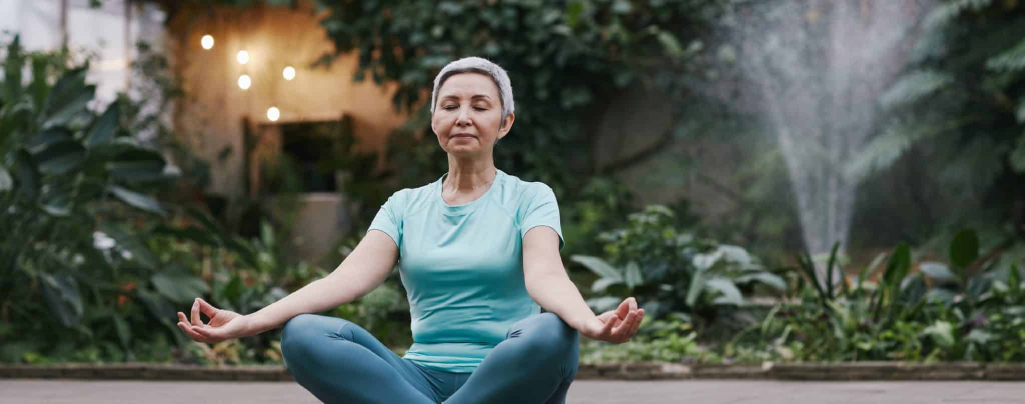 photo d'une femme faisant de la méditation