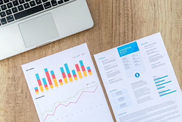 photo de documents avec un cv et des statistiques