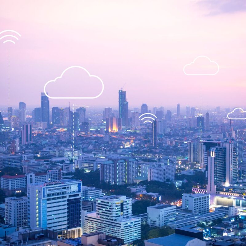 photo d'une ville avec des icones de cloud et wifi