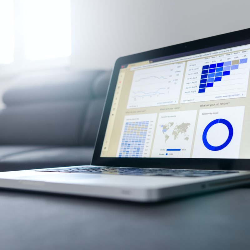 photo d'un ordinateur un écran Analytics