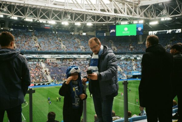 photo de supporteurs dans un stade devant un téléphone