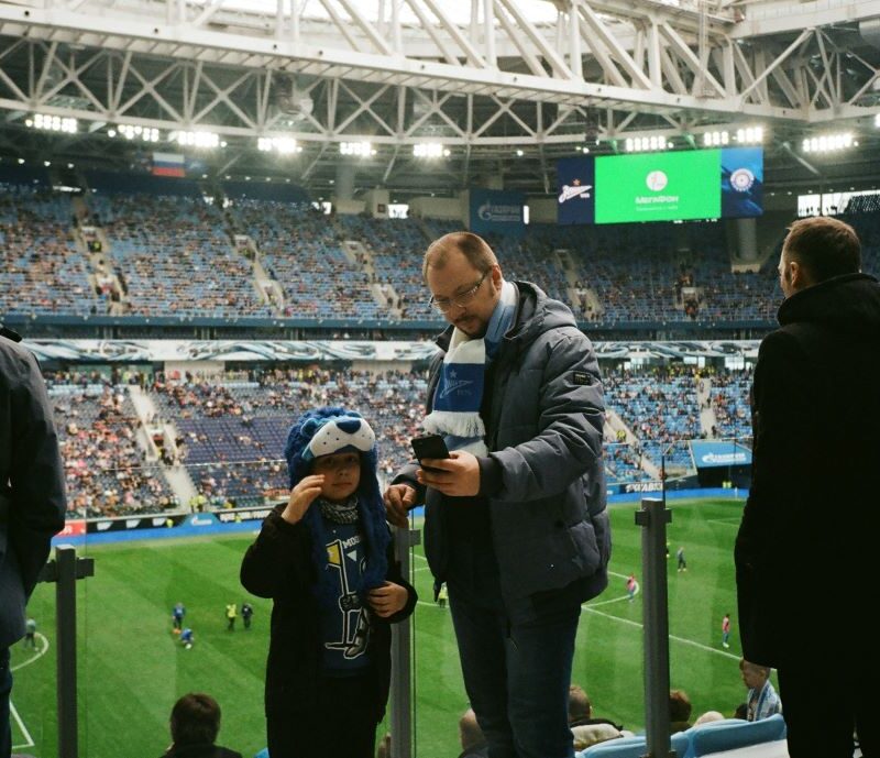 photo de supporteurs dans un stade devant un téléphone