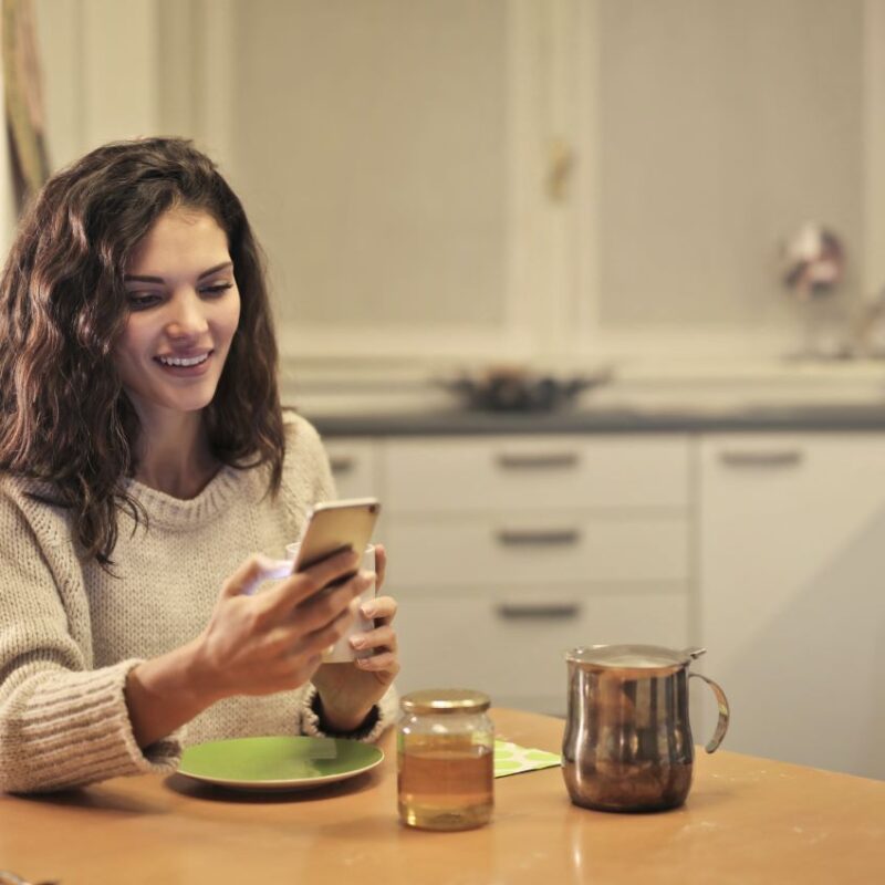 photo d'une femme devant son téléphone