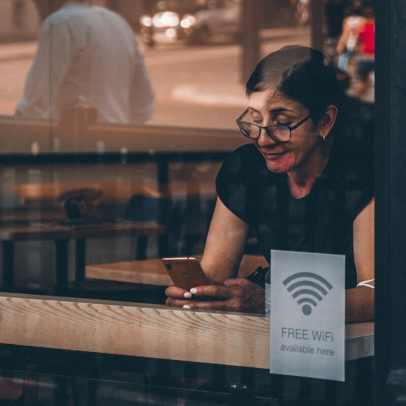 photo d'une femme devant son téléphone sur une table