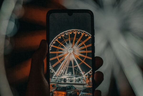photo d'un téléphone qui prend en photo une grande roue
