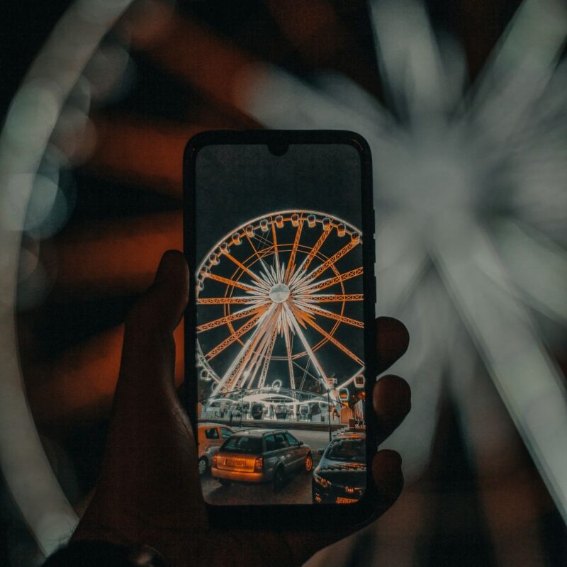 photo d'un téléphone qui prend en photo une grande roue
